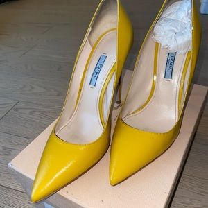 Yellow pumps